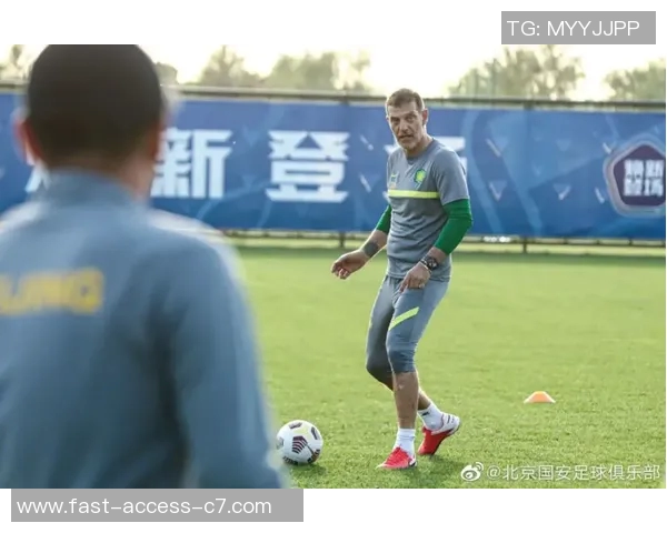 踢足球时佩戴眼镜的利弊分析及适合的眼镜选择建议